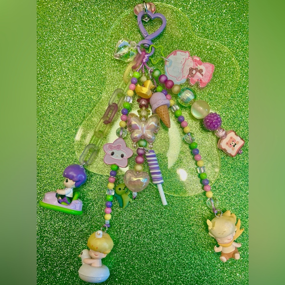 Charm keychain (🤍 $50 4 strands   / 💜$35 2 strands )